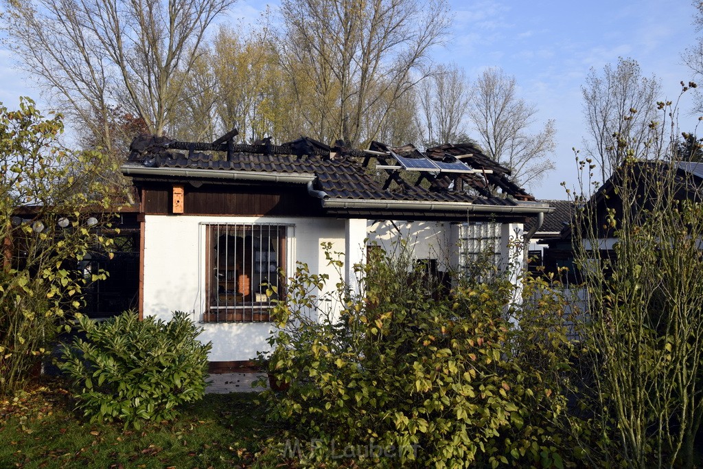 Feuer 1 brannten 3 Lauben Koeln Fuehlingen Kriegerhofstr P055.JPG - Miklos Laubert